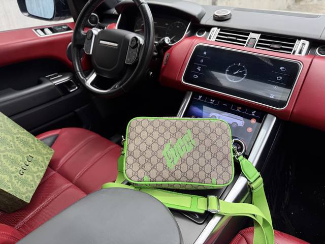 High-end new Gucci shoulder bag. Gucci messenger bag with classic print and deta