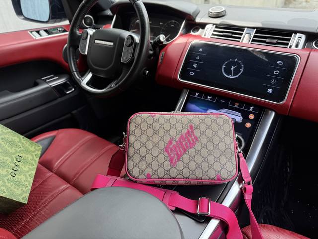 High-end new Gucci shoulder bag. Gucci messenger bag with classic print and deta