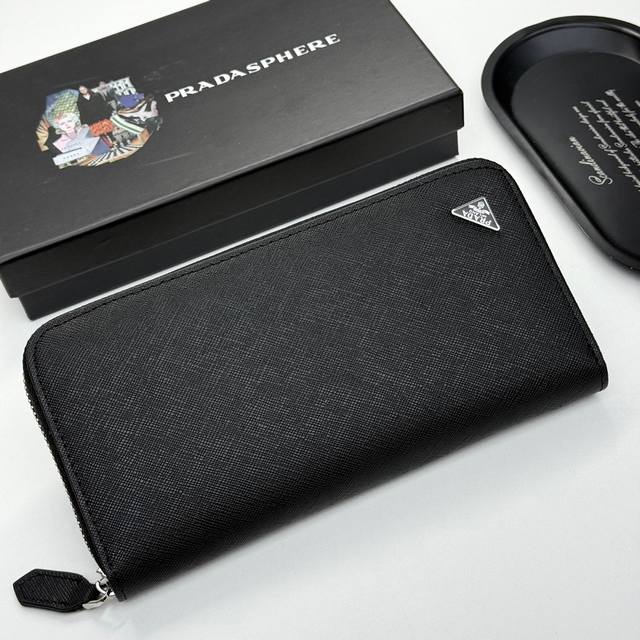Prada M01 Color: Black Small Triangle Label Size: 19*10.5*3.5 Prada's latest sty