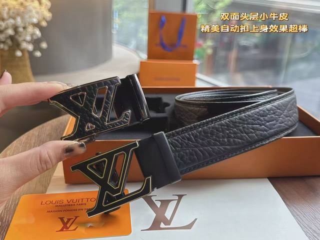 One belt with one buckle, one belt with two buckles. Ideal for gifts. Lv's lates