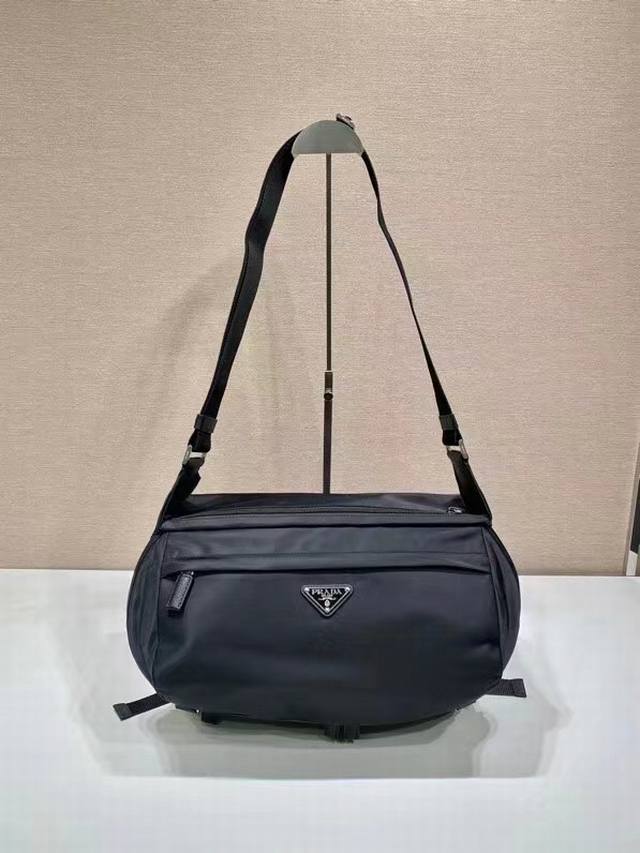 Classic Messenger Bag 2Vh991A This flap-top shoulder bag is crafted from iconic