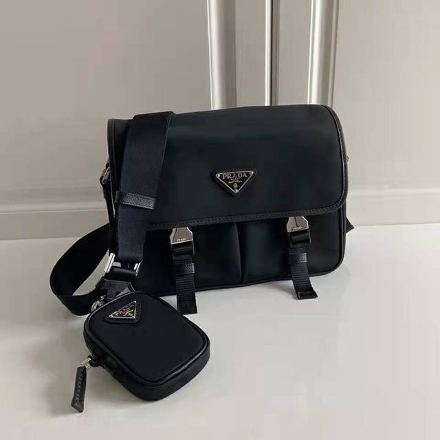 parachute cloth messenger bag, model 2Vd769 medium, size: 26*20*10cm, original q