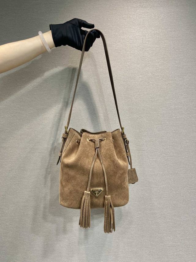 New Bucket Bag 1Be079 Suede This flexible and easy-to-wear bucket bag features a