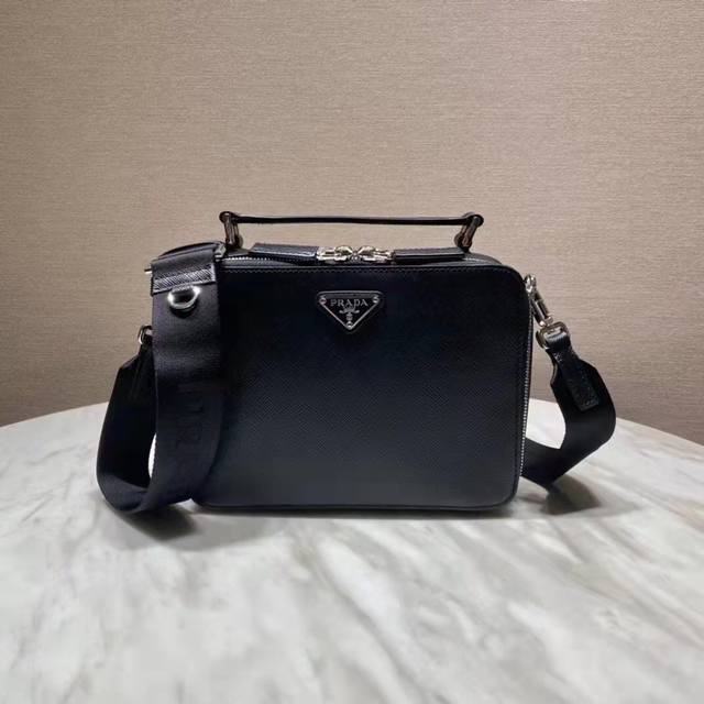Upgraded Plate 2Vh069 This Brique handbag is crafted from Saffiano leather, with