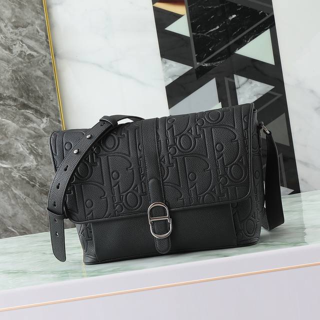 This Dior Daily Flap Messenger Bag, a new addition to the Fall 2025 Men's Collec
