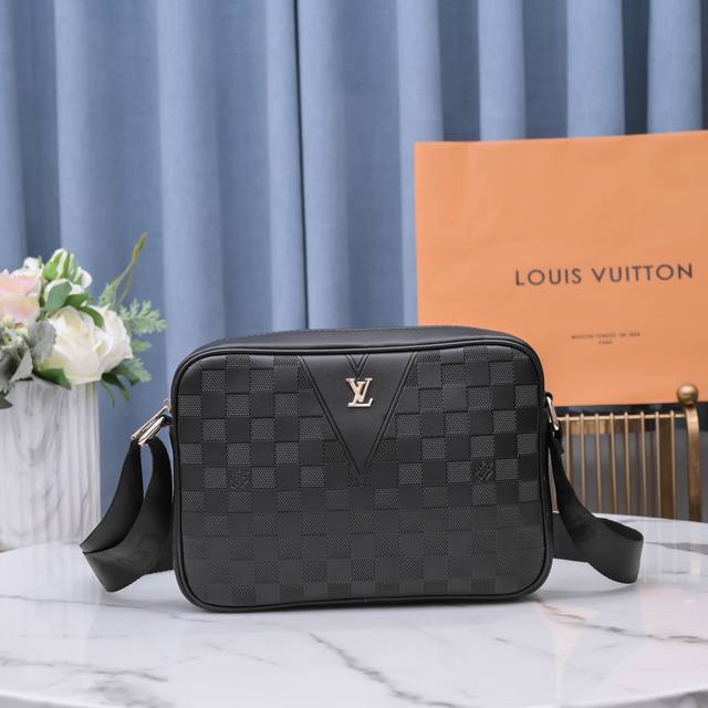 counter genuine products are available for sale. Top quality original Lv men's c