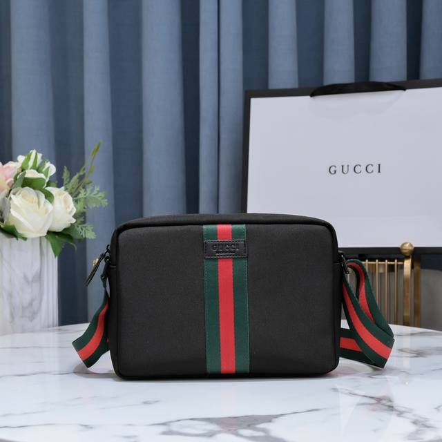 Gucc* new crossbody bag. Made of imported waterproof Oxford cloth and cowhide le