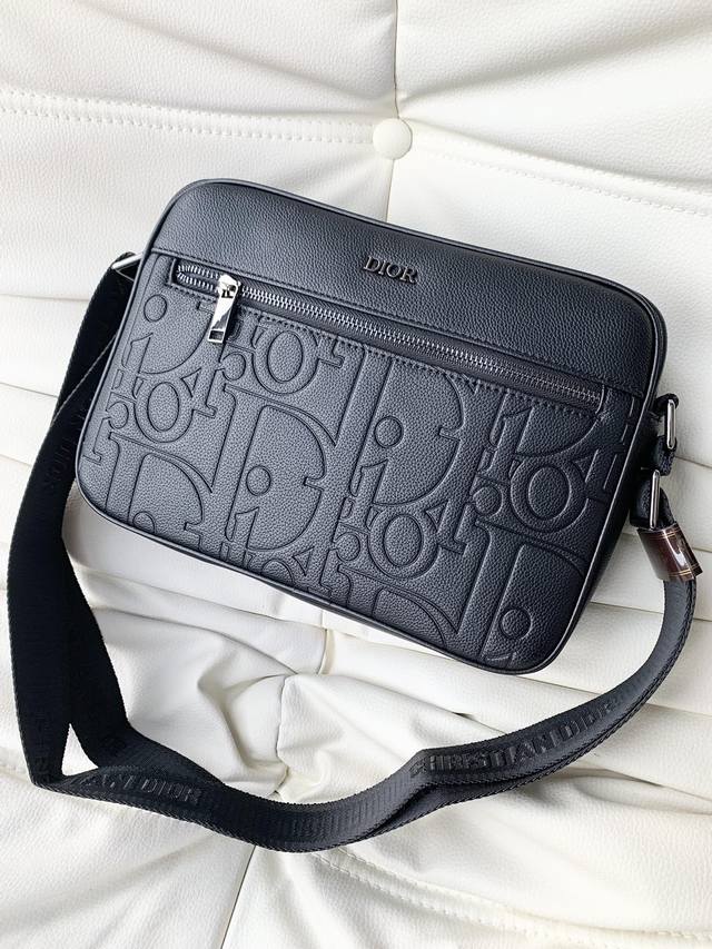 Authentic Dior men's crossbody bag available at the counter. Dimensions: 27-19-7