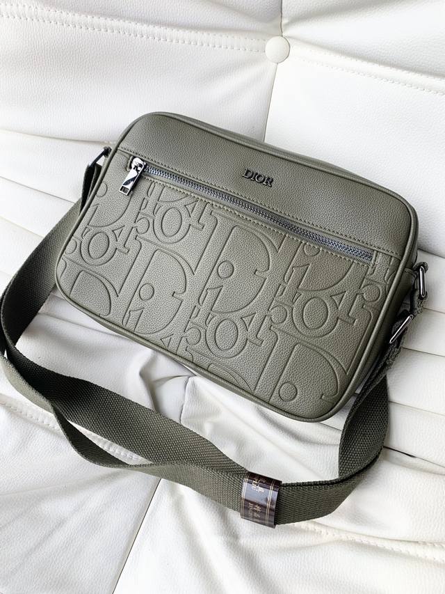 Authentic Dior men's crossbody bag available at the counter. Dimensions: 27-19-7