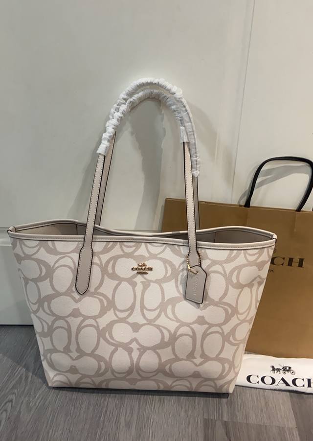 Coa*H July new product Cbh89 3D three-dimensional logo tote is very delicate and