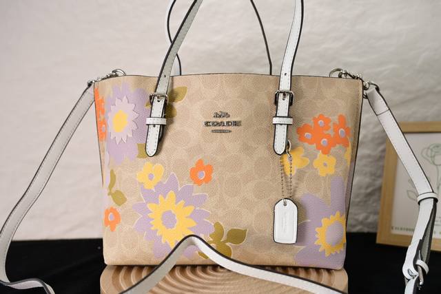 Style: Cbt21 C's new Mollie Tote 25 is a small size tote with plenty of compartm