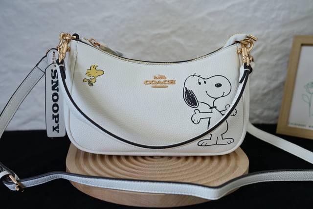 Coach Cbj76 Classic Signature Teri Shoulder Bag. This stylish, PVC and leather s