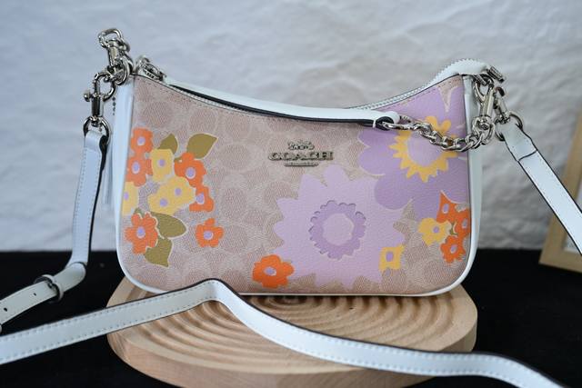 Coach Cbg73 Classic Logo Teri Shoulder Bag. PVC and leather shoulder bag. This s