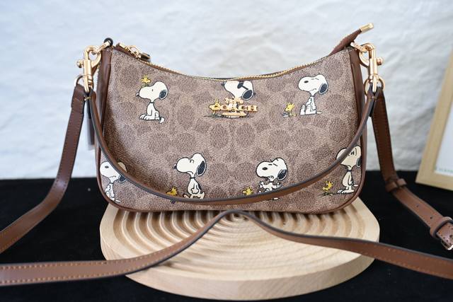 Coach Cbj88 Classic Logo Teri Shoulder Bag. This stylish, PVC and leather should
