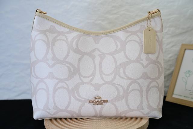 July's latest Coach Cbh87 Laurel series hobo bag shoulder and crossbody bag. Mad