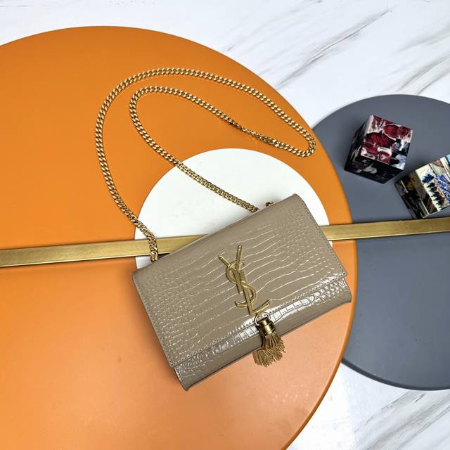20 Original crocodile-patterned apricot gold buckle + Kate. This classic and pra
