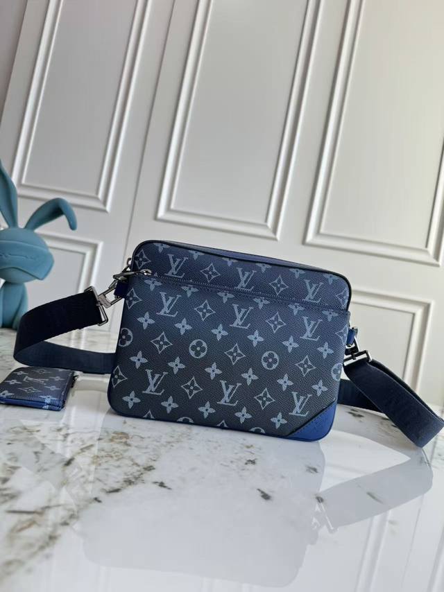 Premium Original Chip Code Change This M11592 Trio Messenger Bag is crafted from