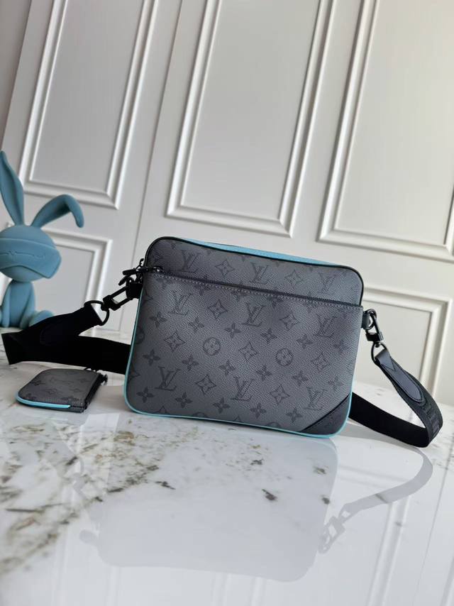 M11648 This is a new version of the 11645 men's three-piece messenger bag collec