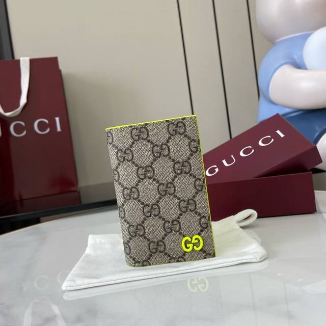 This premium two-tone card holder is a masterpiece from the Pre-Fall 2025 collec