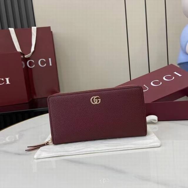 Premium zip-around wallet with a small Double G metal detail. Crafted from textu