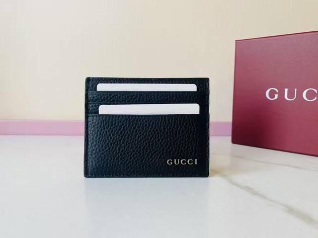 Premium Edition Gucci logo card holder. This men's everyday accessory is updated