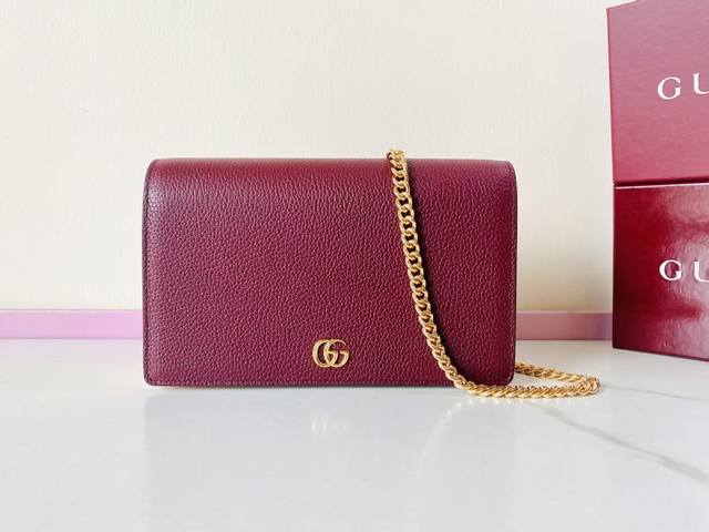 Premium Marmont Collection. Crafted in timeless black leather, this Marmont piec