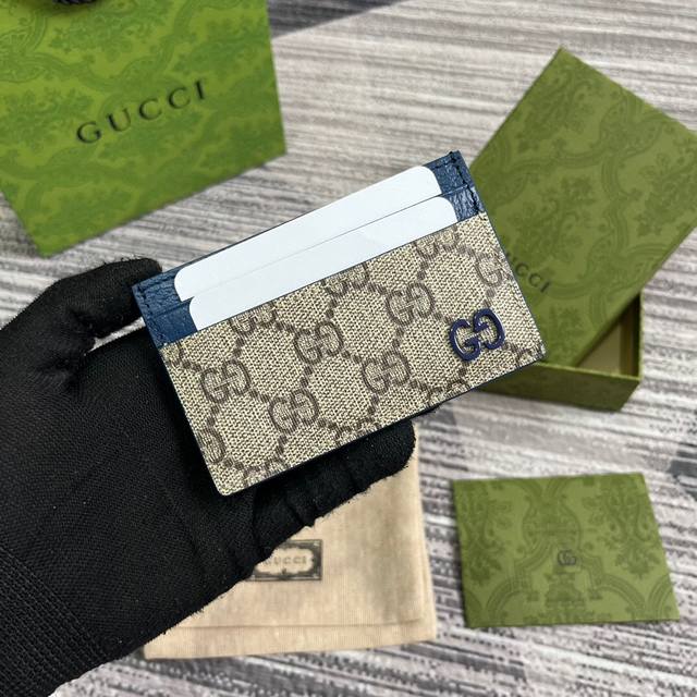 Top-of-the-line Gg detail card holder. Crafted from beige and ebony Gg Supreme c