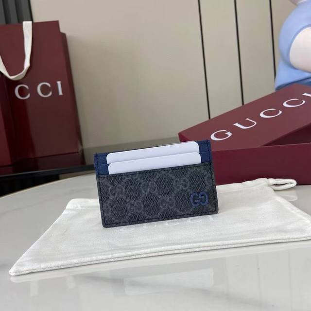 Top-of-the-line Gg detail card holder. Crafted from beige and ebony Gg Supreme c
