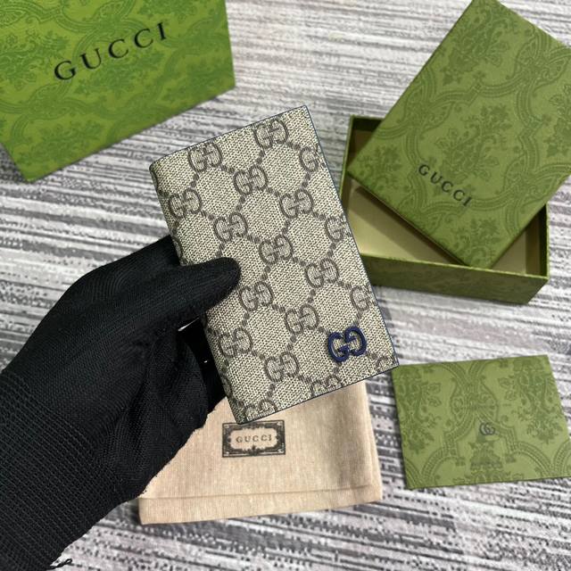 Supreme Edition Gg Detail Long Card Holder. Gucci's signature Gg detailing is ex