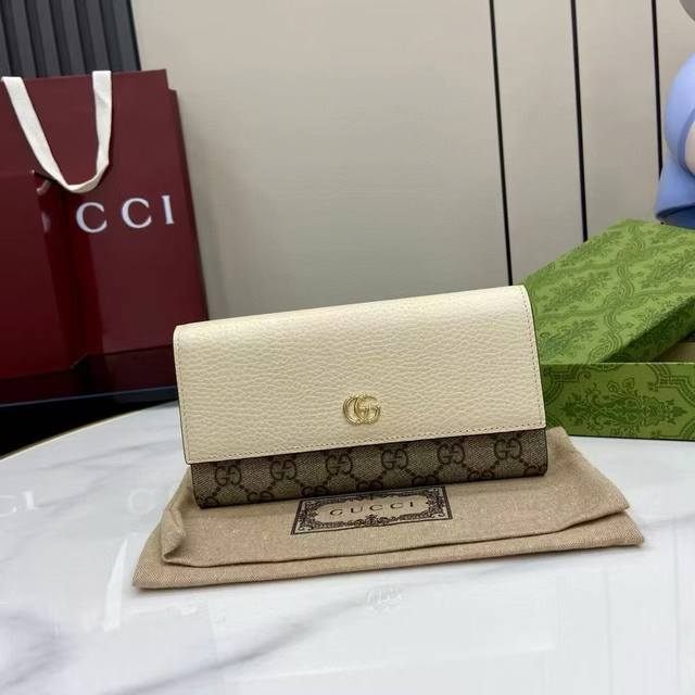 Premium Gucci new products utilize imported leather and imported thread. The new