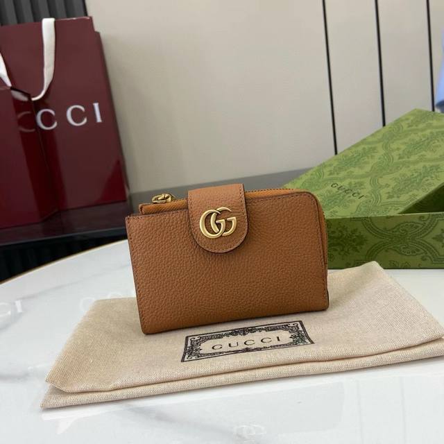 Premium Gg Marmont wallet. Crafted in timeless brown leather, this Gg Marmont wa