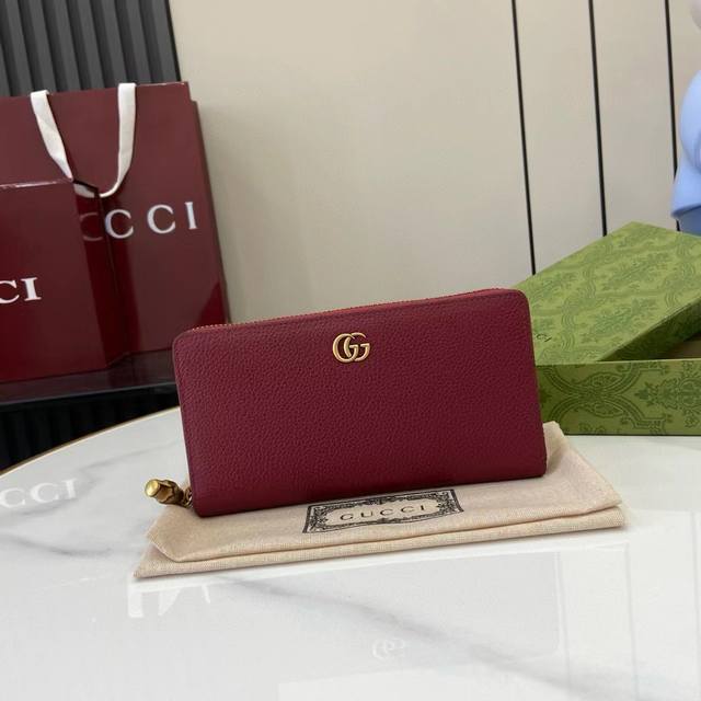 Premium Gg Marmont wallet. Crafted in timeless burgundy leather, this Gg Marmont