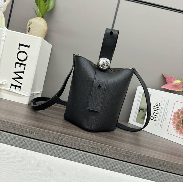 Lw The mini soft grained cowhide leather Pebble Bucket bag cleverly combines pur