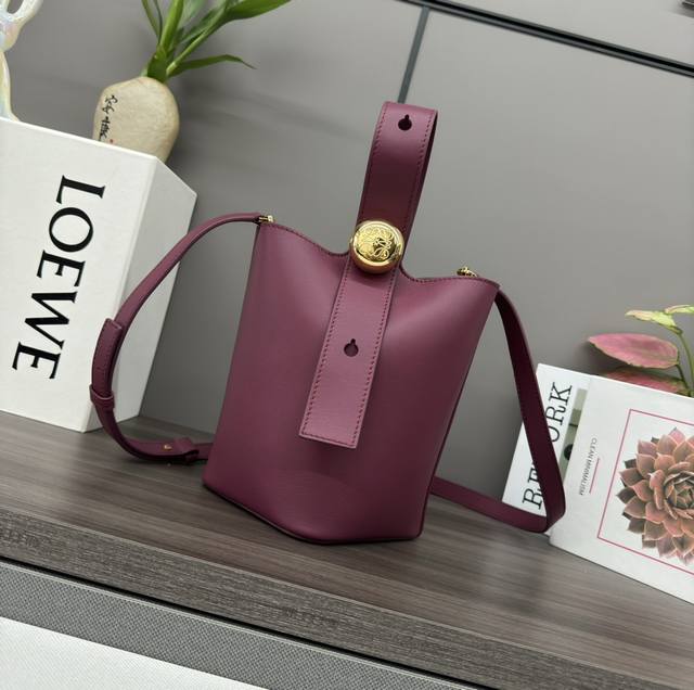 Lw mini soft cowhide leather Pebble Bucket bag cleverly combines pure, minimalis