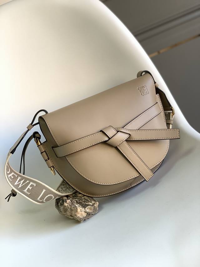 Lo*We's new small Gate has arrived. This new Lo*We saddle bag features a wide, w