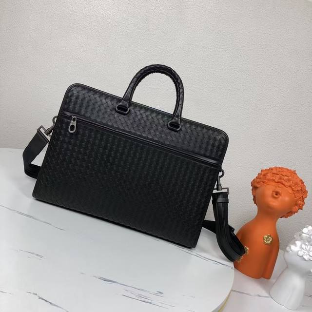 Bottega Venet's premium men's custom briefcase, even without a logo, remains rec