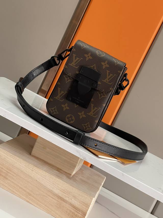 Developed with premium original design, the all-steel S-Lock Vertical Wearable W