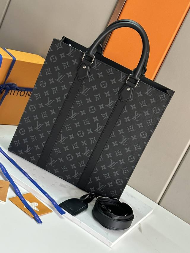 a premium original design featuring all-steel hardware. This Sac Plat handbag fe