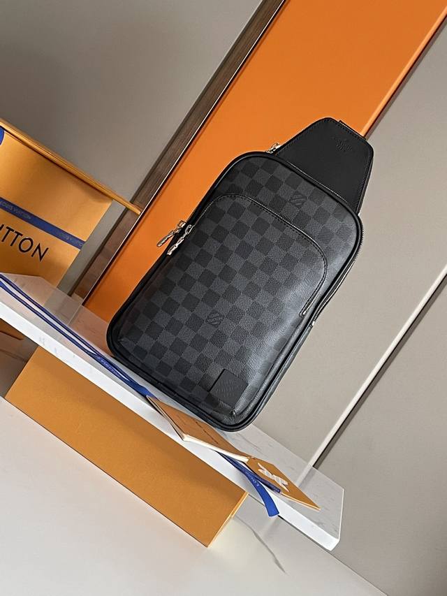 a premium, original design featuring all-steel hardware. This Avenue shoulder ba