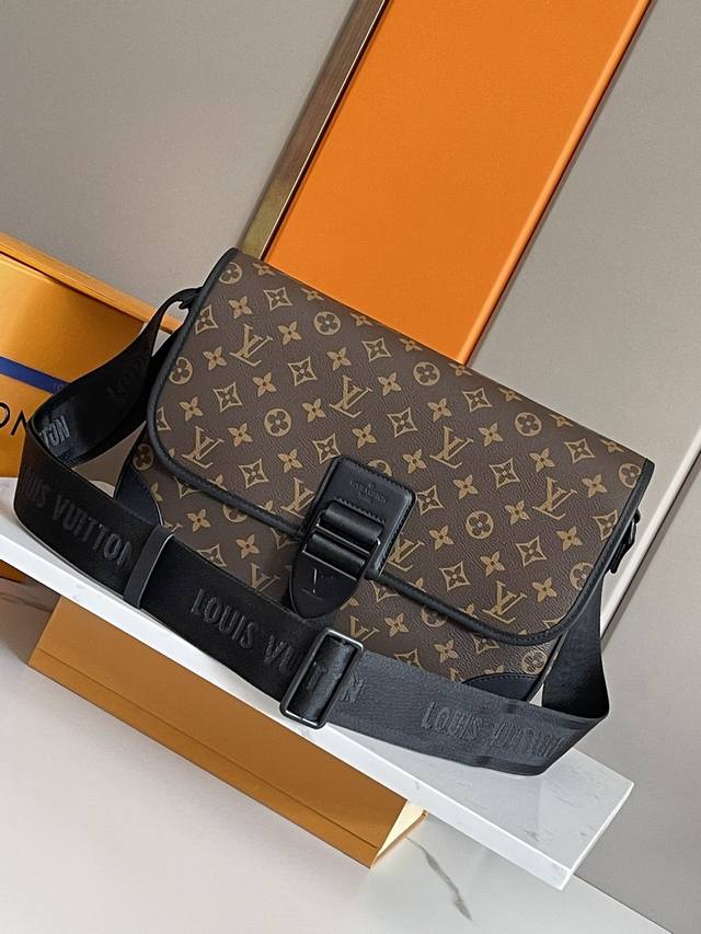 a premium, original design featuring all-steel hardware. This Archy Medium Messe
