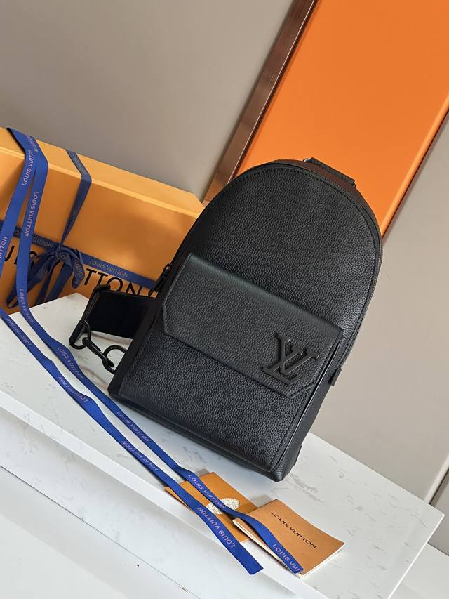 Premium original M23736 black full leather chest bag with a gram buckle. This Zl
