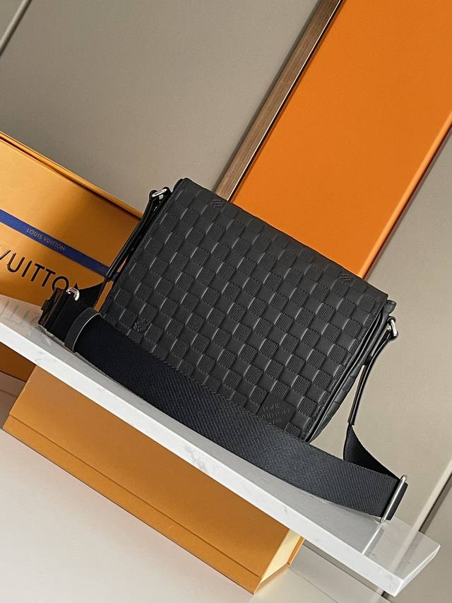 a premium, original design featuring all-steel hardware. This small District mes