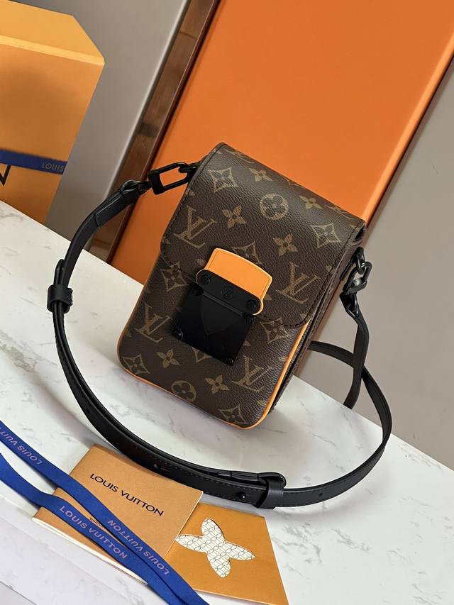 Top-quality original design, this all-steel S-Lock Vertical Wearable Wallet is c