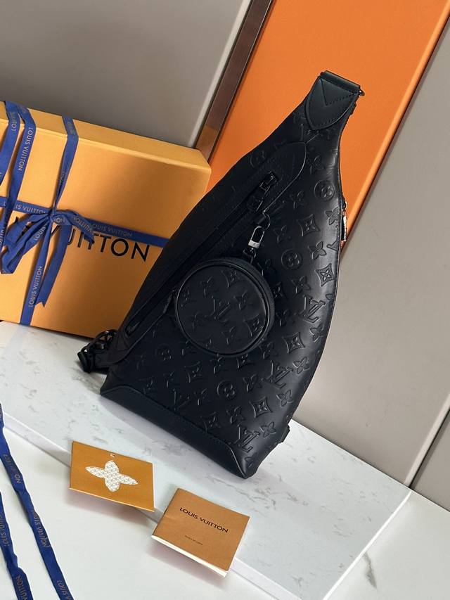 a premium, original design featuring all-steel hardware. This Duo shoulder bag f