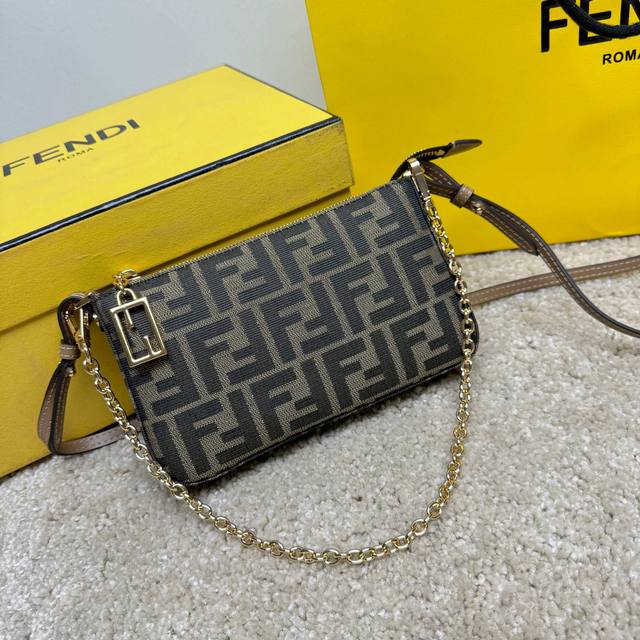 pattern. Gold-finish hardware. Dimensions: 20 x 13 x 3 cm. Model No.: 9924