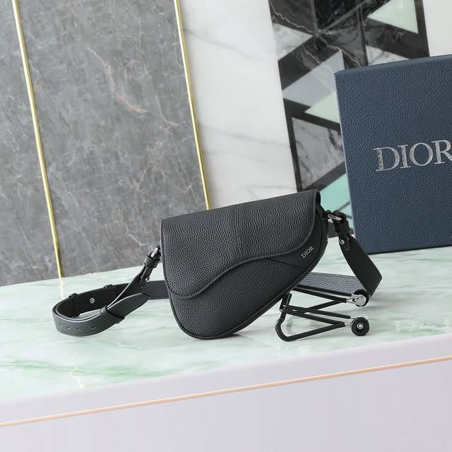 This saddle bag, the most exclusive version on the market, made its stunning deb