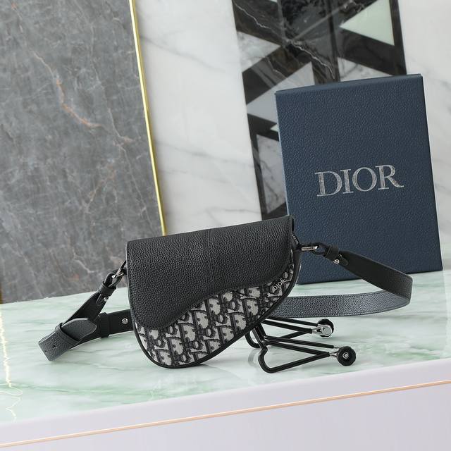 The most exclusive version on the market, this saddle bag offers a modern interp