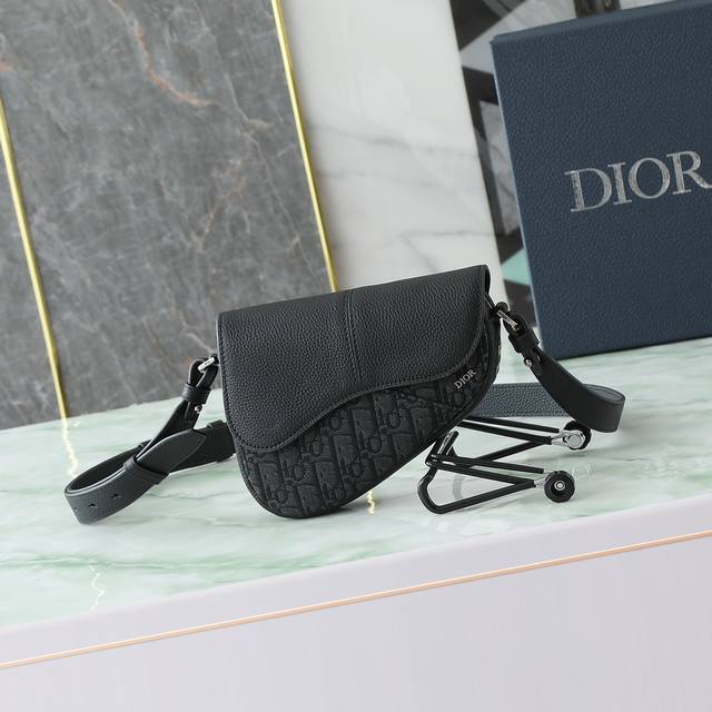 the most premium version on the market, this saddle bag offers a modern interpre