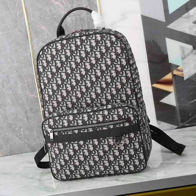 This Safari backpack exudes elegant simplicity and contemporary appeal. Crafted