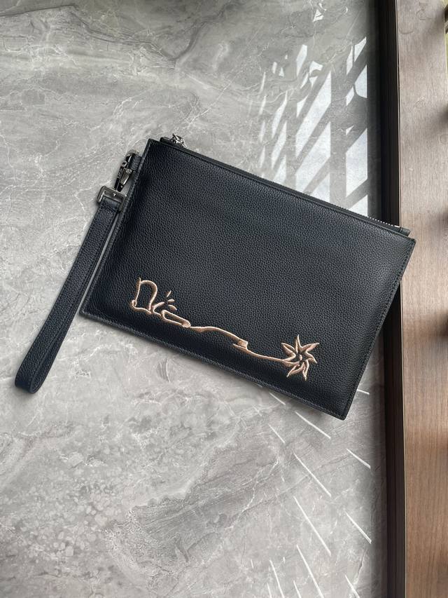 This A5 clutch is an elegant and minimalist accessory. From the exclusive collab